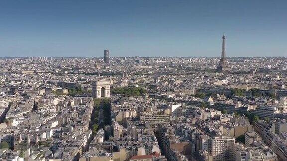 飞越巴黎著名的拱门和塔区晴天空中全景4k法国