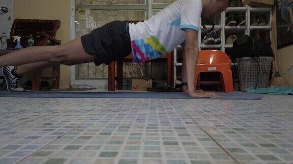 4K亚洲年轻人做俯卧撑运动在家锻炼