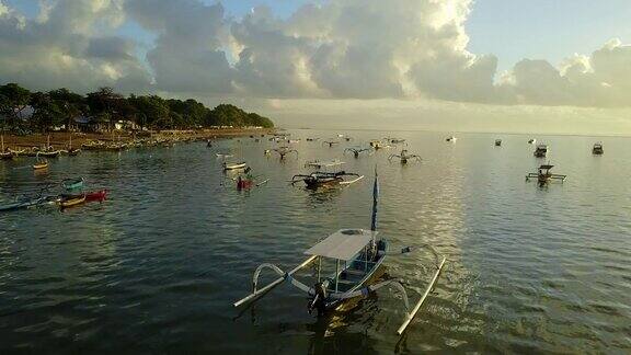 4K:无人机拍摄的萨努尔Mertasari海滩鸟瞰图一些传统渔船(jukung)停泊在浅水区