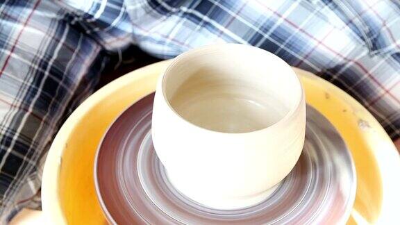 陶工制作陶土器皿
