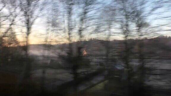 穿越英国乡村的火车窗口