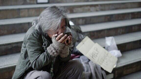人们在人行道上给无家可归的人分发食物