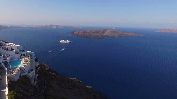 夏日清晨希腊基克拉迪斯的圣托里尼火山岛的无人机视频