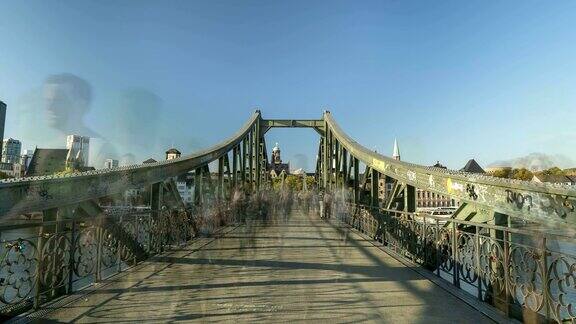 时间流逝:德国法兰克福铁桥上的行人周末