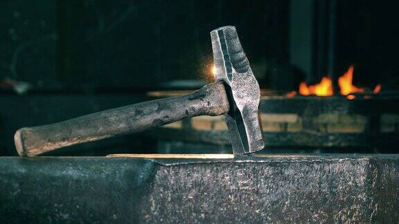铁锤在铁砧上的一个金属锤