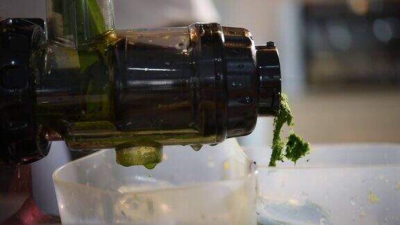 用榨汁机压榨绿色蔬菜