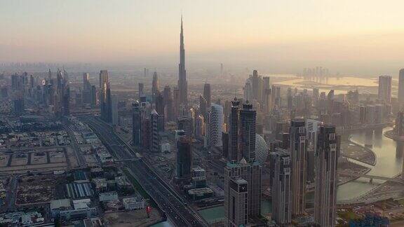 无人机镜头航拍迪拜的城市景观和在早上日出