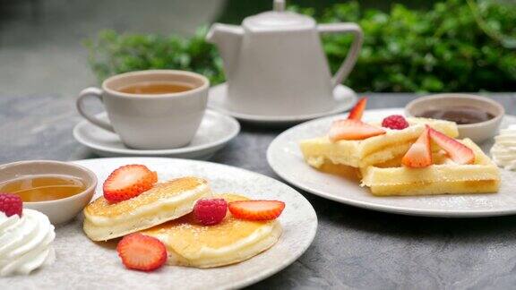 酒店早餐提供甜食一盘盘的煎饼和浆果华夫饼