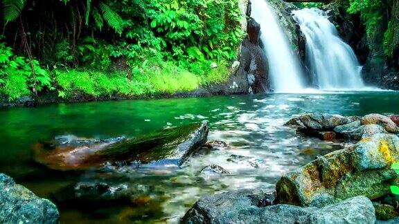 印度尼西亚巴厘岛热带雨林深处的延时瀑布