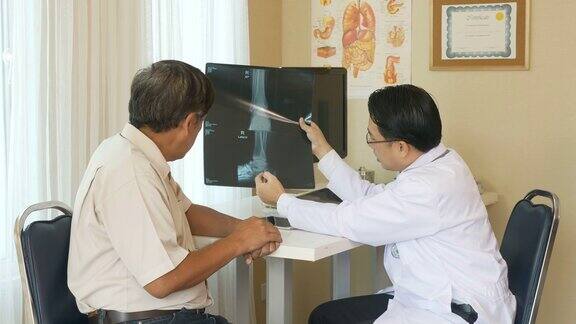 医生正在给病人看x光片并向病人解释