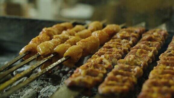 烹饪传统的土耳其烤肉串和烤鸡