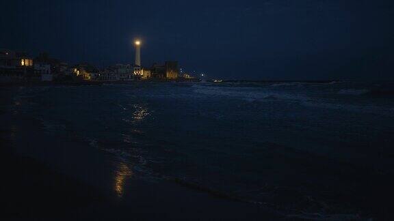 夜晚海边的灯塔塔
