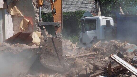 旧建筑拆除的过程挖掘机拆旧房子关闭