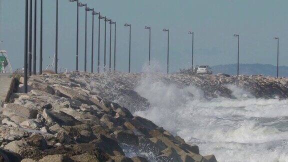 大浪拍打着海滨小径上的岩石