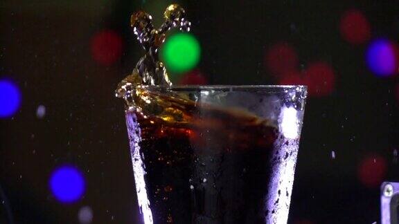 冰块落在可乐杯中的慢动作