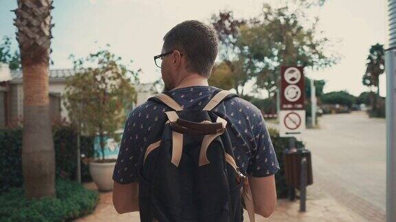 背着背包的男人在夏天行走