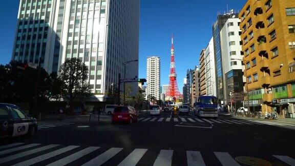 日本东京繁忙的街道和东京塔在远处