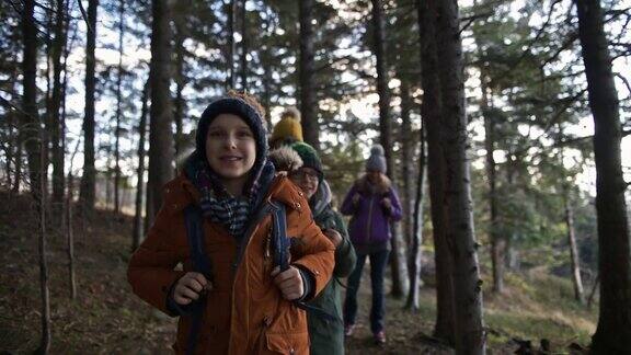 全家在森林里徒步旅行