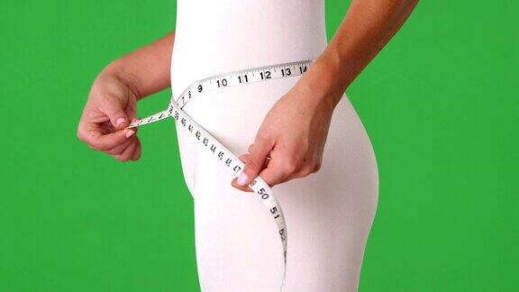 腰围用卷尺测量的女人