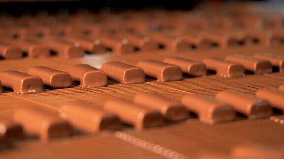 近距离观看生产线上的巧克力糖果棒