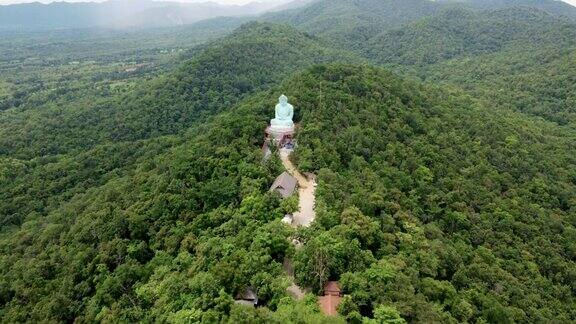 在泰国南邦省湄他地区的WatPhraThatDoiPhraChan寺庙的山顶上大佛雕像环绕着森林