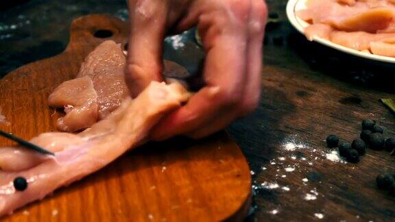 女性用手切生鸡肉