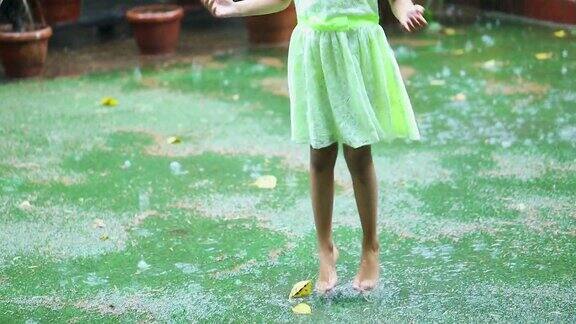 小女孩在雨中玩耍