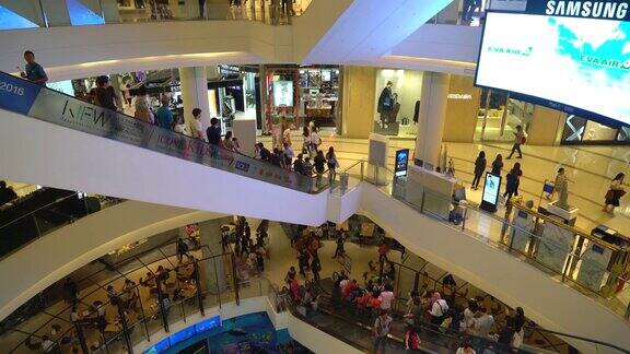 豪华购物中心拥挤的人群
