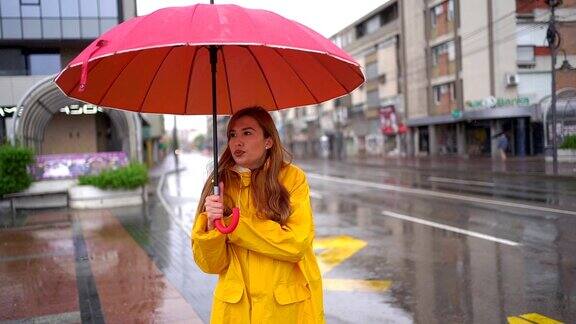 女人在雨天和寒冷的日子里在城市里