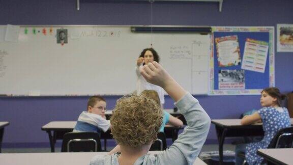 老师举手叫男孩