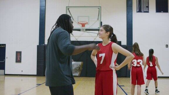 篮球教练在训练中与球员交谈