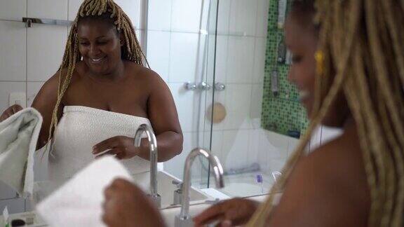 非裔美国妇女在她的日常护肤程序在浴室