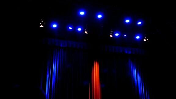 七彩的灯光照亮了舞台