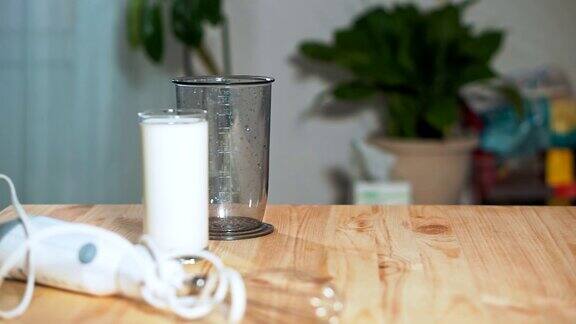 健康饮食桌子上有搅拌机杯子里有牛奶