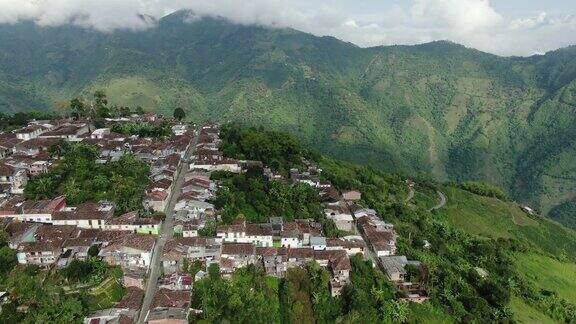 无人机俯瞰哥伦比亚一座小城市