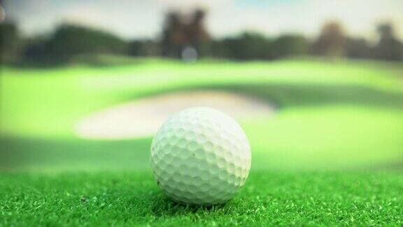 高尔夫球移动到美丽的高尔夫球场慢镜头