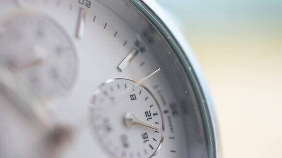 手表放在木桌上用于日常检查时钟和时间