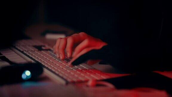 黑客之手在键盘上打字