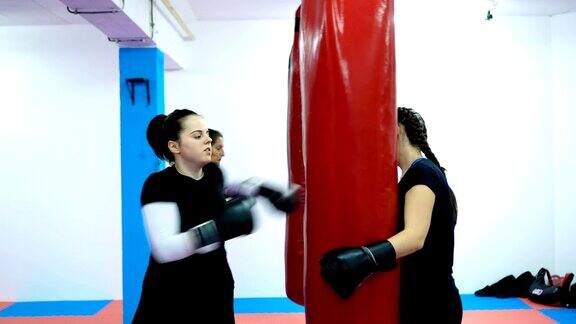 女子拳击训练