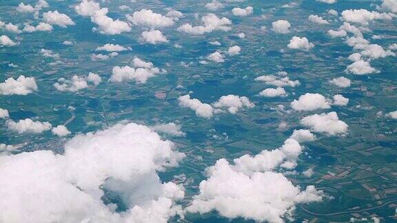 飞越云层鸟瞰风景