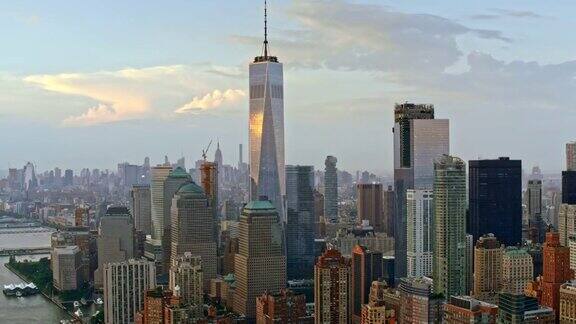 空中曼哈顿与自由塔反射的云