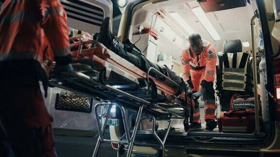 急救医疗护理人员快速反应把受伤的病人送到医疗保健医院并把他从救护车上放在担架上紧急护理助手帮助年轻人在事故后存活