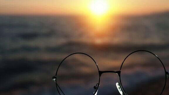 透过眼镜看海面上的日落