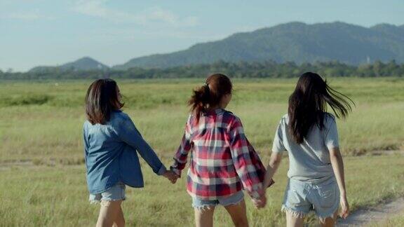 慢镜头:一群年轻的亚洲女人在一起玩夏天的旅行生活方式旅游度假时间以山为背景