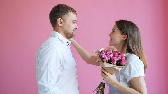 帅哥送花给心爱的女人亲吻微笑感受爱情