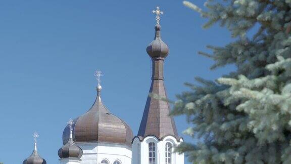 爱沙尼亚Vasknarva修道院屋顶顶端的十字标志