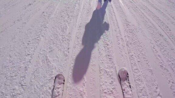 小女孩跟着滑雪教练学滑雪