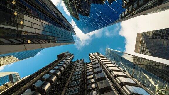 英国伦敦市中心商业公司建筑摩天大楼的低角度拍摄