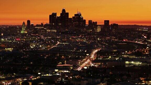 彩色日落时洛杉矶的静态天线