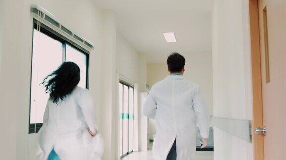 男医生和女医生在医院走廊上奔跑